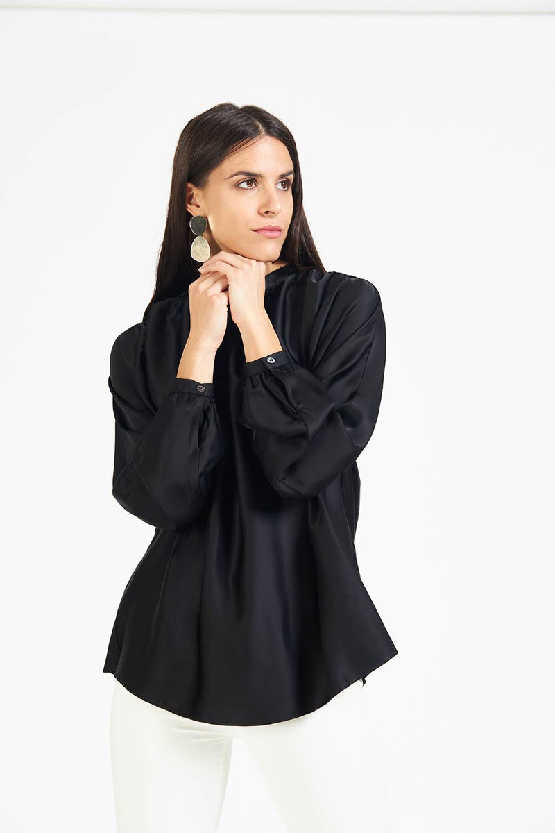 Millenee Crewneck black blouse with round neck